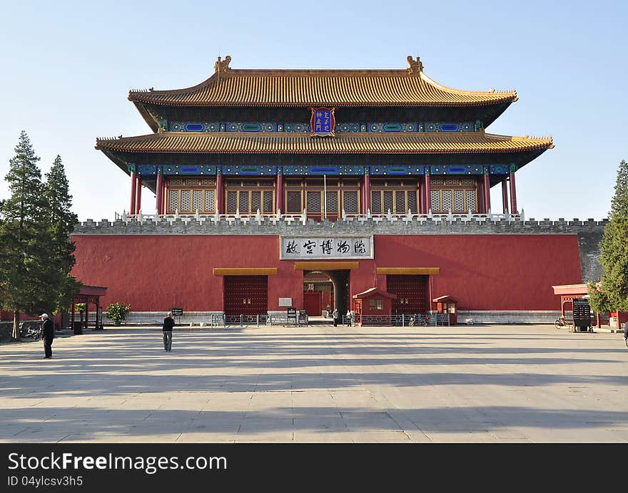 The imperial palace is located in the center of Beijing, the old called the Forbidden City. In the Ming yunglo 18 years (in 1420) built, is the Ming and qing dynasties palace, the unequalled ancient architecture masterpiece, the world biggest, the most complete existing wooden structure of the ancient building group.