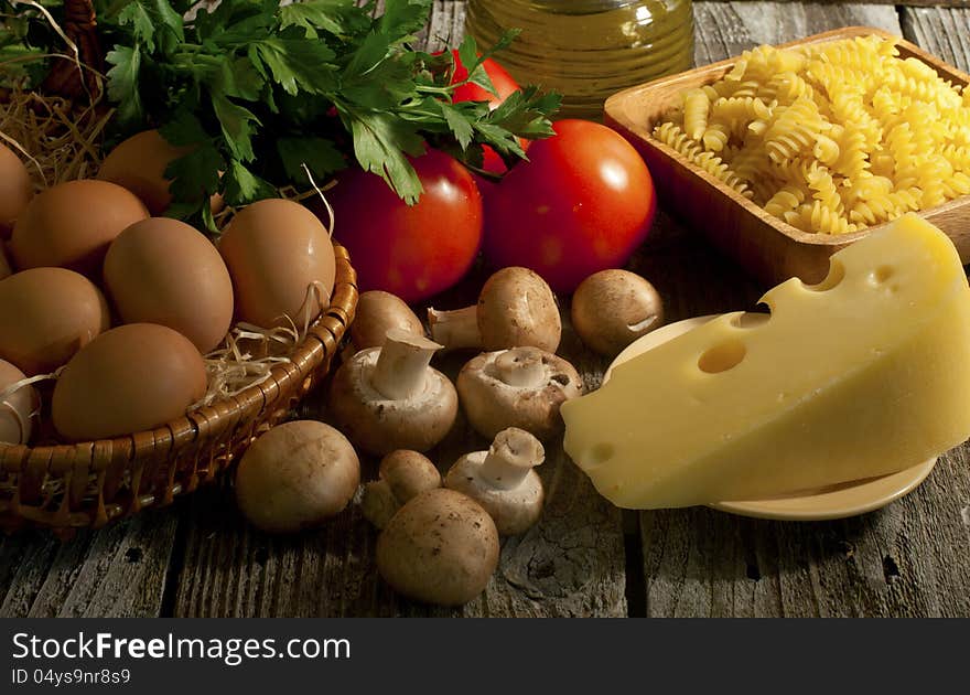 Composition of pasta, vegetables and cheese.