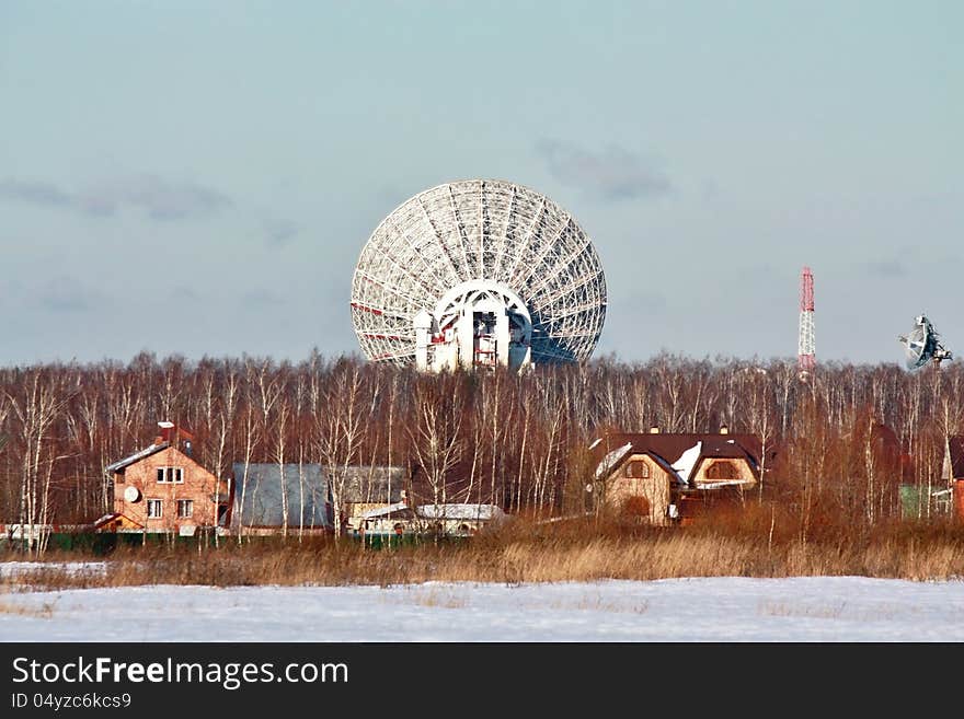 Dish antenna with a metallic reflex reflector in operation. Dish antenna with a metallic reflex reflector in operation