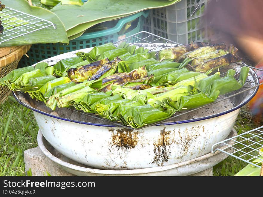 After baking is native Thailand. Wrapped in banana leaves. Put rice and bananas cooked inside. After baking is native Thailand. Wrapped in banana leaves. Put rice and bananas cooked inside.