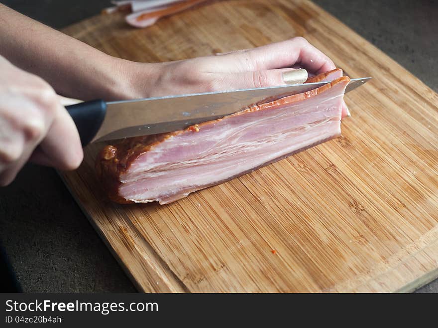 Slicing bacon