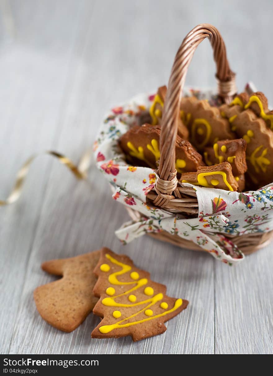 Gingerbread cookies with icing in a basket