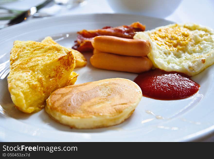 Breakfast - Toasts, Eggs, Bacon,hotdog