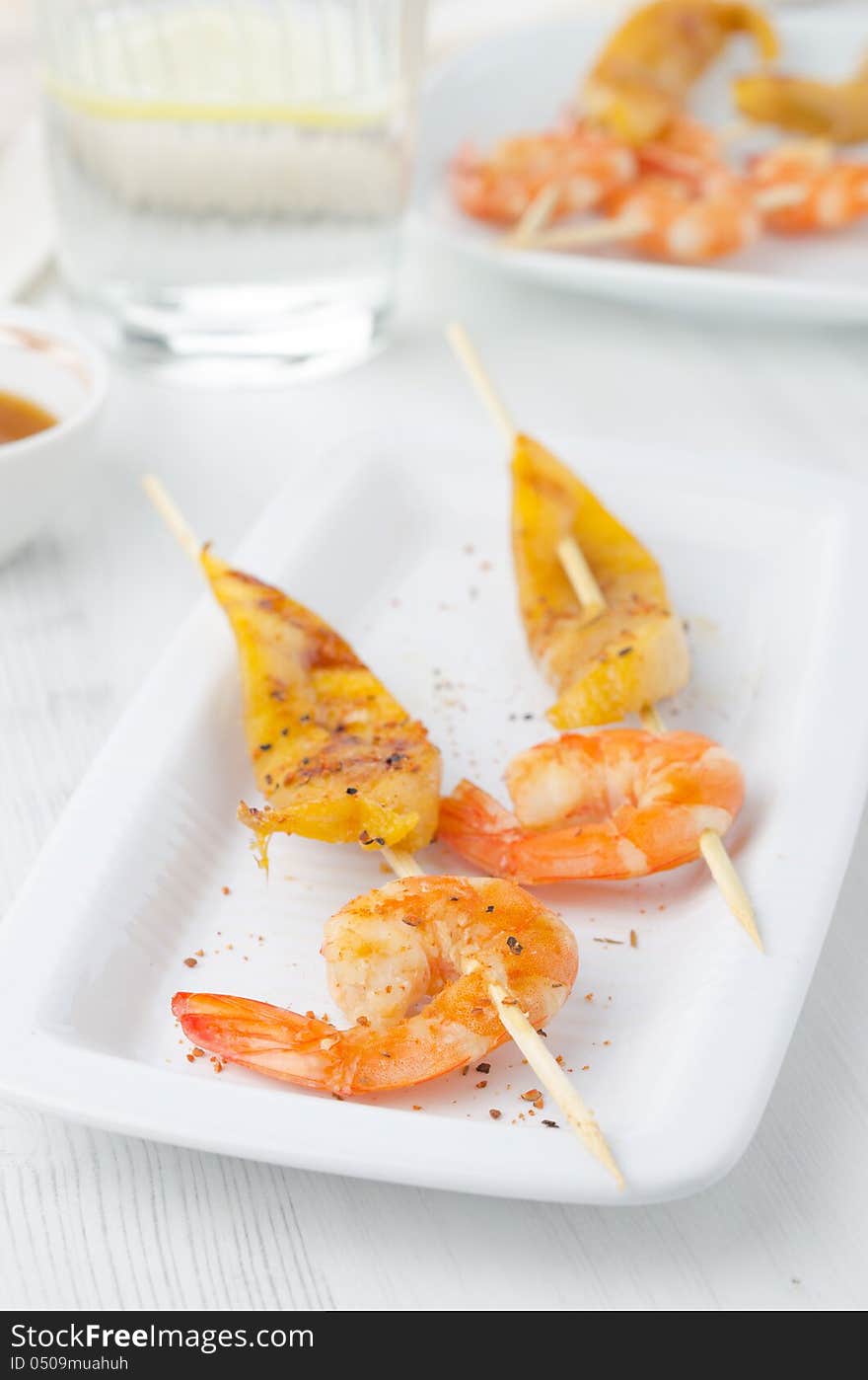 Grilled shrimp and mango in the glaze