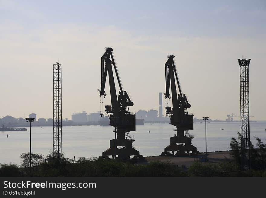 Double harbor crane for loading or unloading container