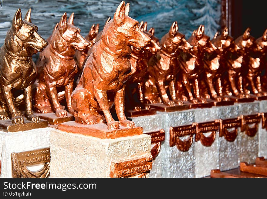 Several dogs gilded by hand on pedestal