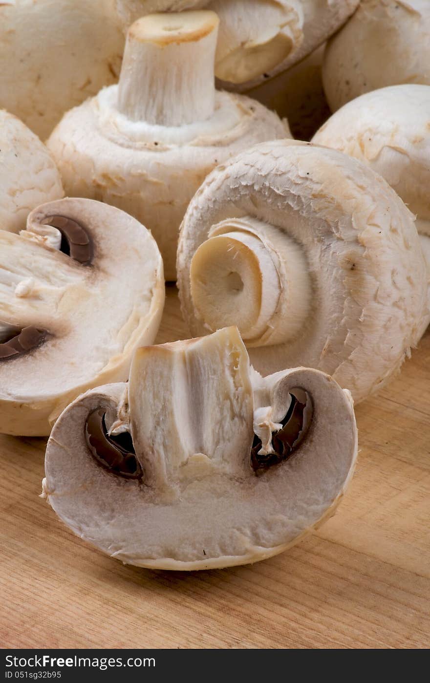 Perfect Raw Champignons closeup on Wooden background