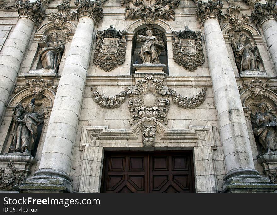 Facade of University in Valladolid, gorizont