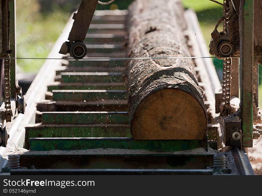 Portable sawmill processing raw timber to planks