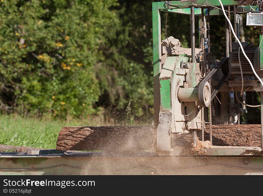 Portable sawmill processing raw timber to planks