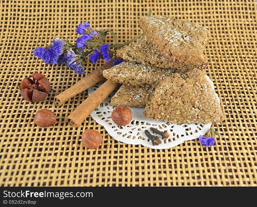 Home gingerbread with lilac flowers on the white napkin