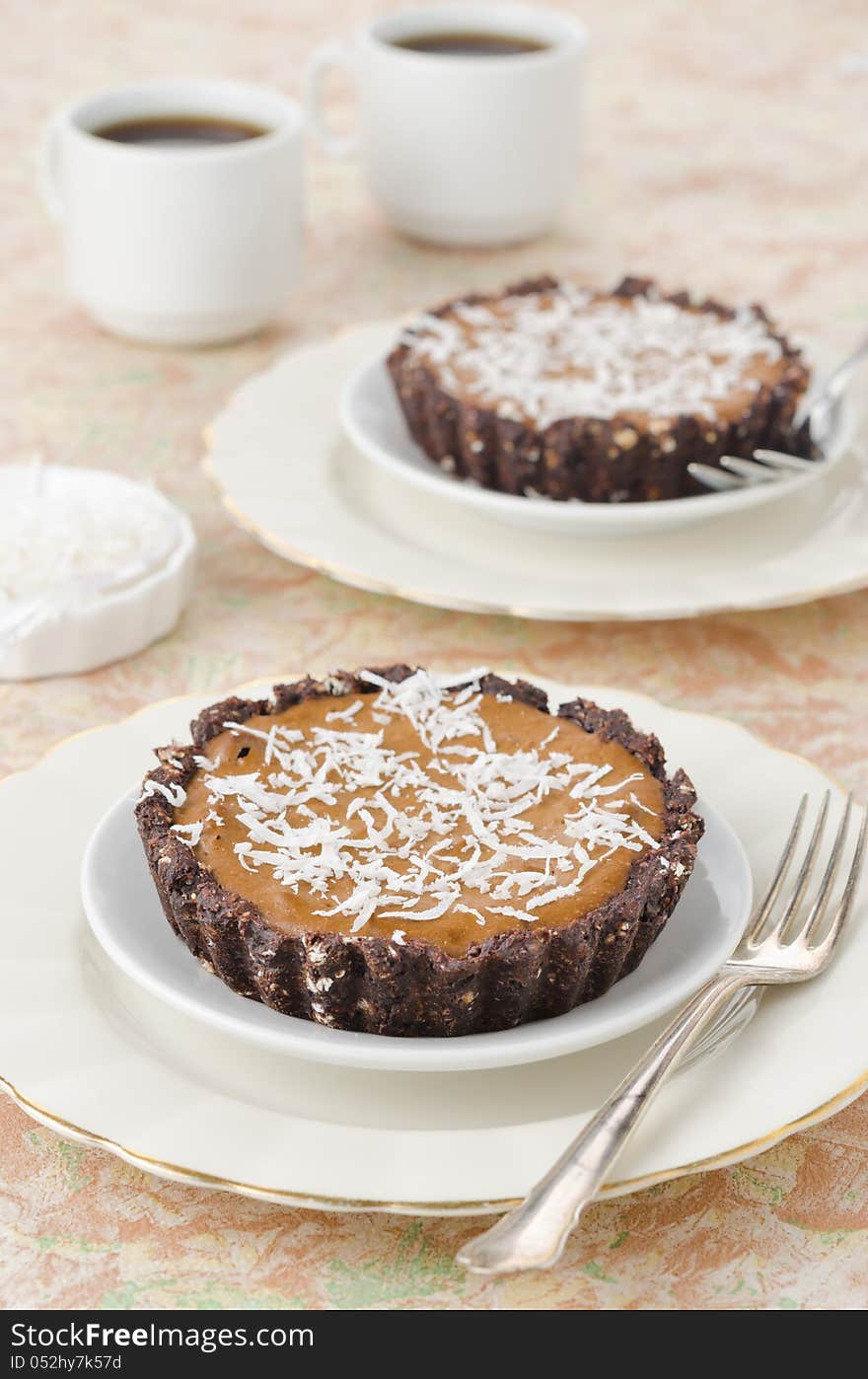 Chocolate tarts with cream and coffee