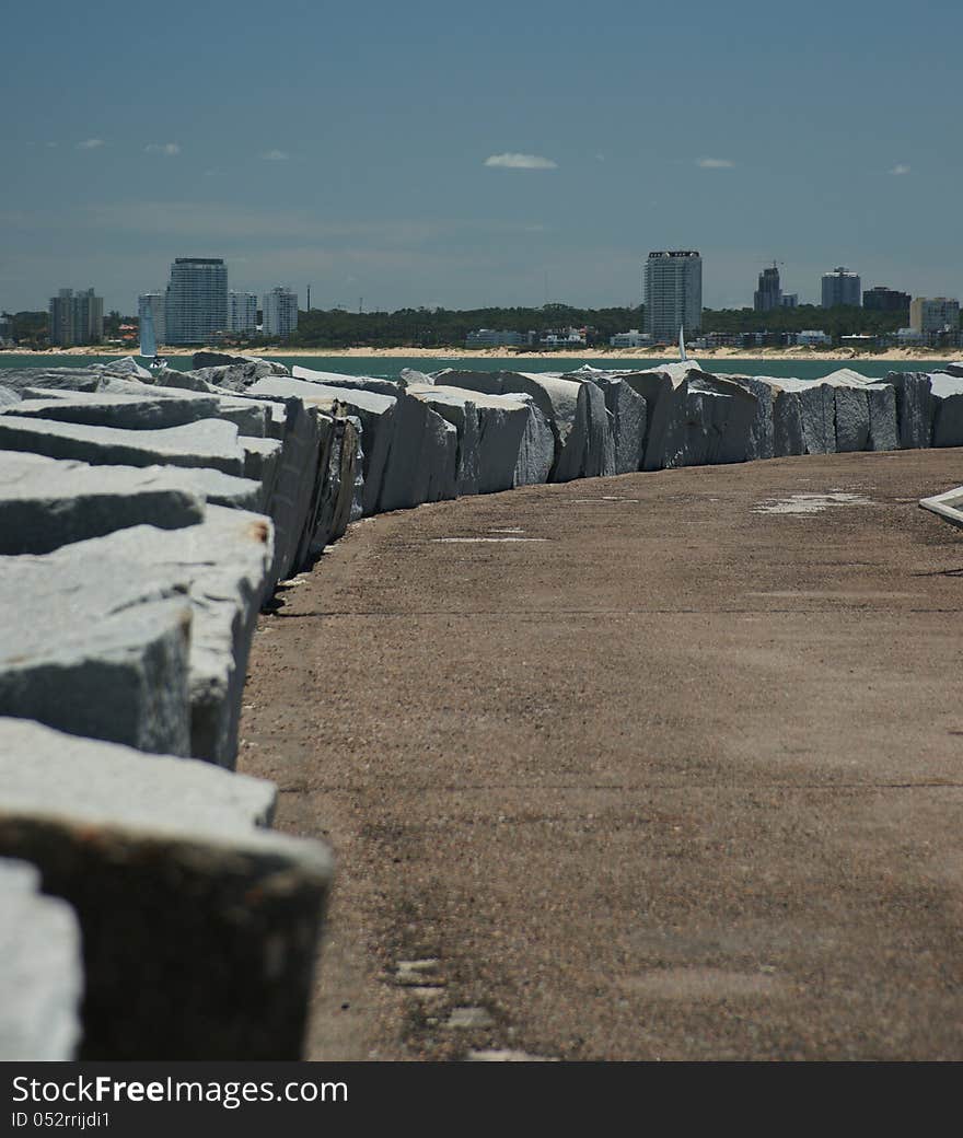 Breakway path protecting the Punta del Este docks. Breakway path protecting the Punta del Este docks.