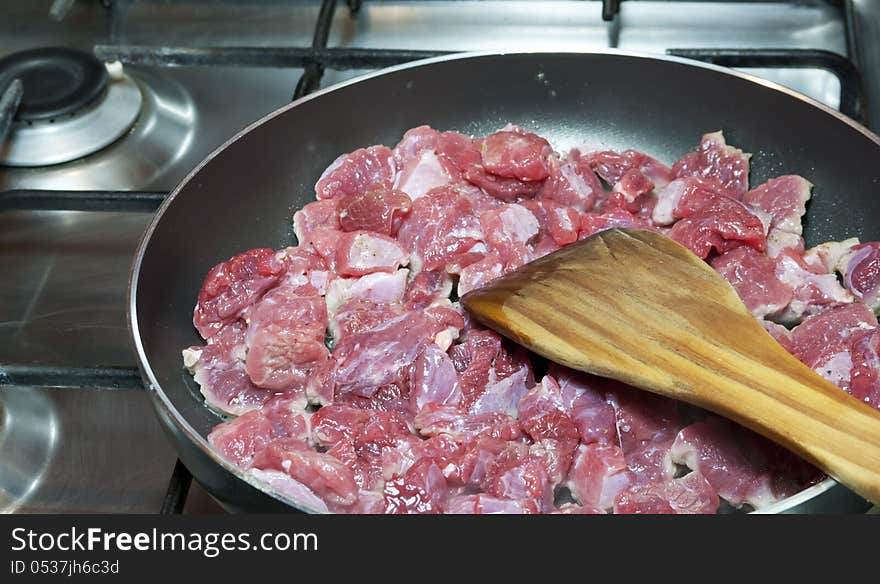 Sliced ​​meat begins is fried in a pan