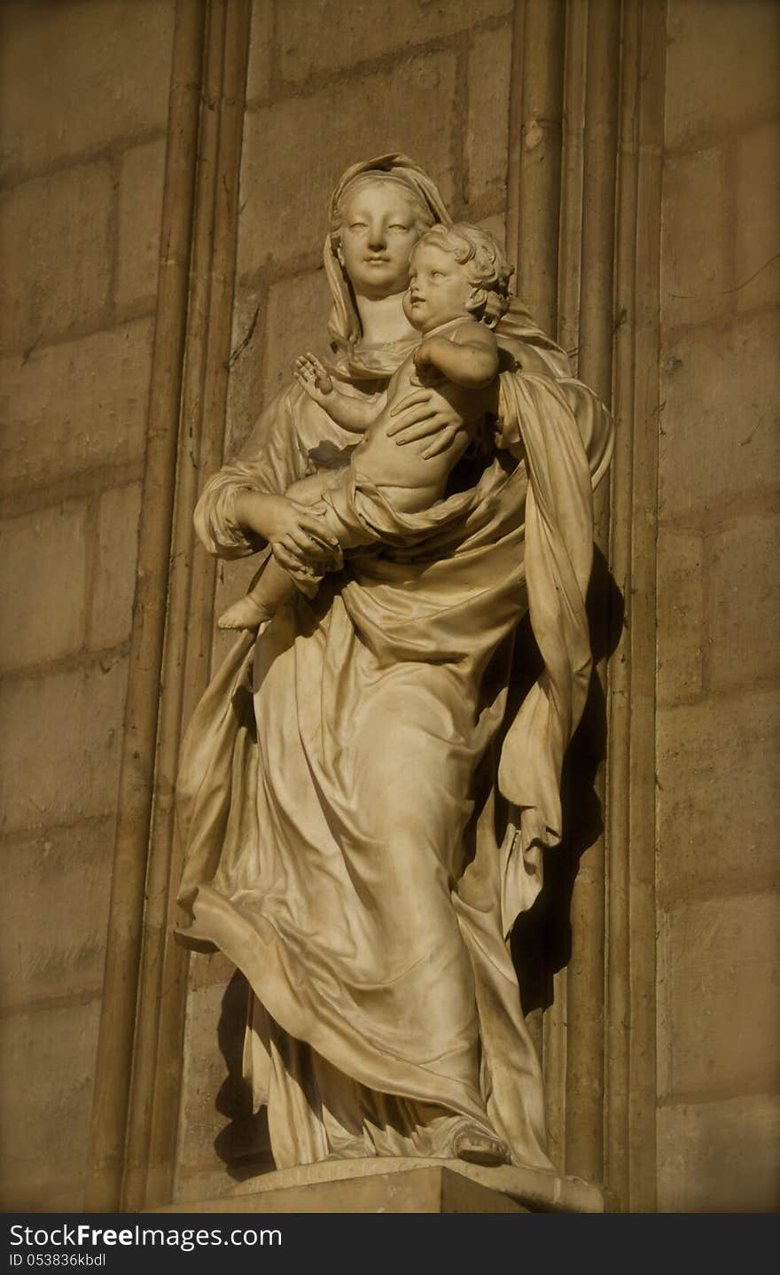 Notre Dame Statue