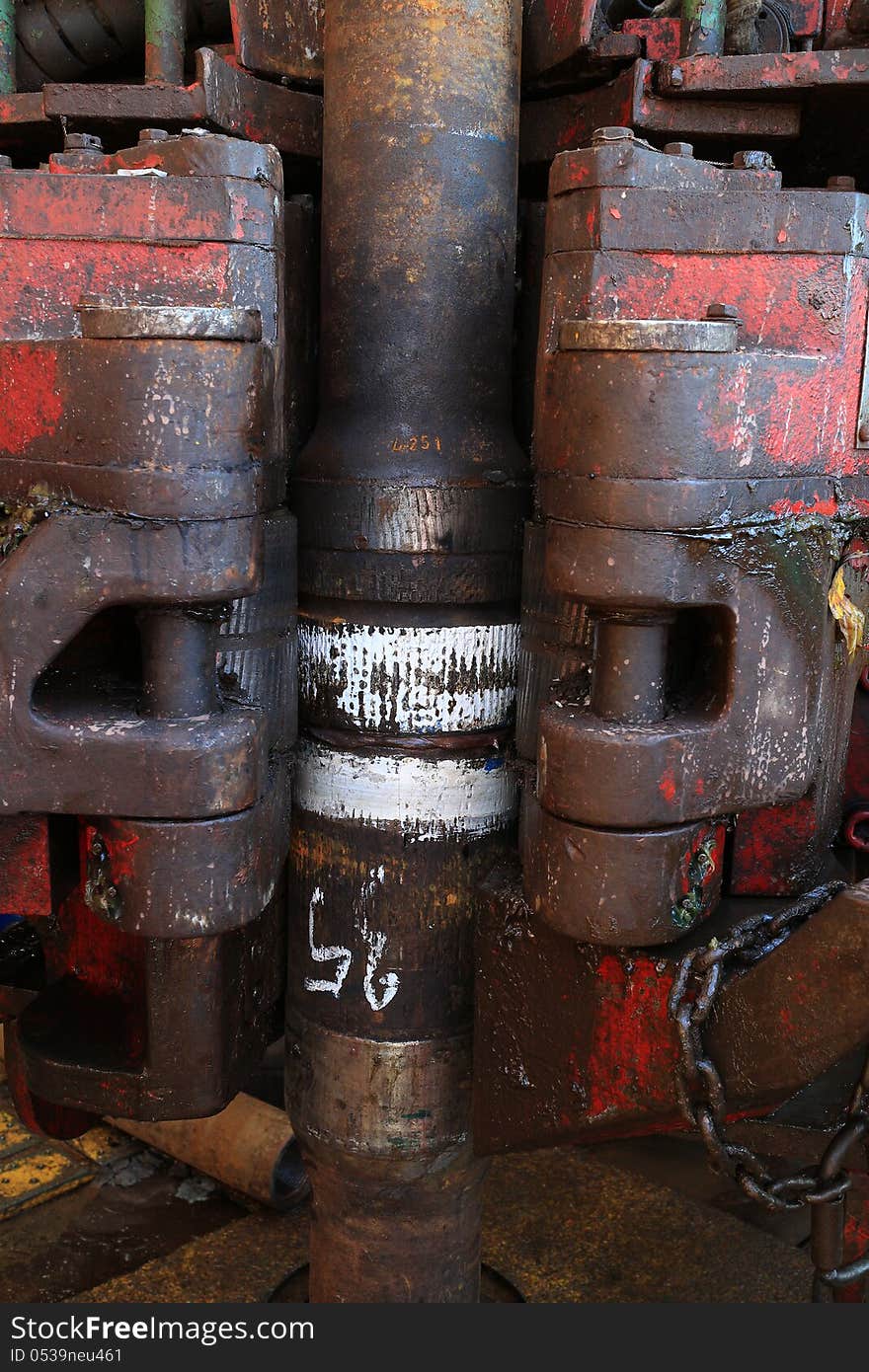 Old Iron Roughneck Makes Up Drillpipe Together