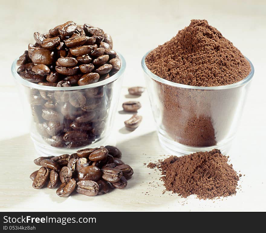 Two recipients with chofee beans and powder