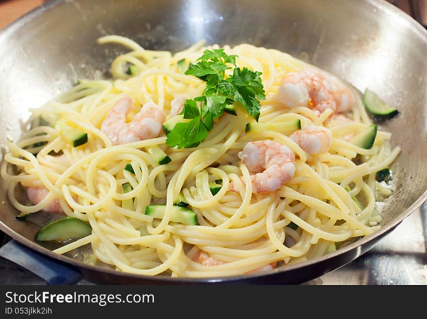 Spaghettin with shrimp and zuccinis