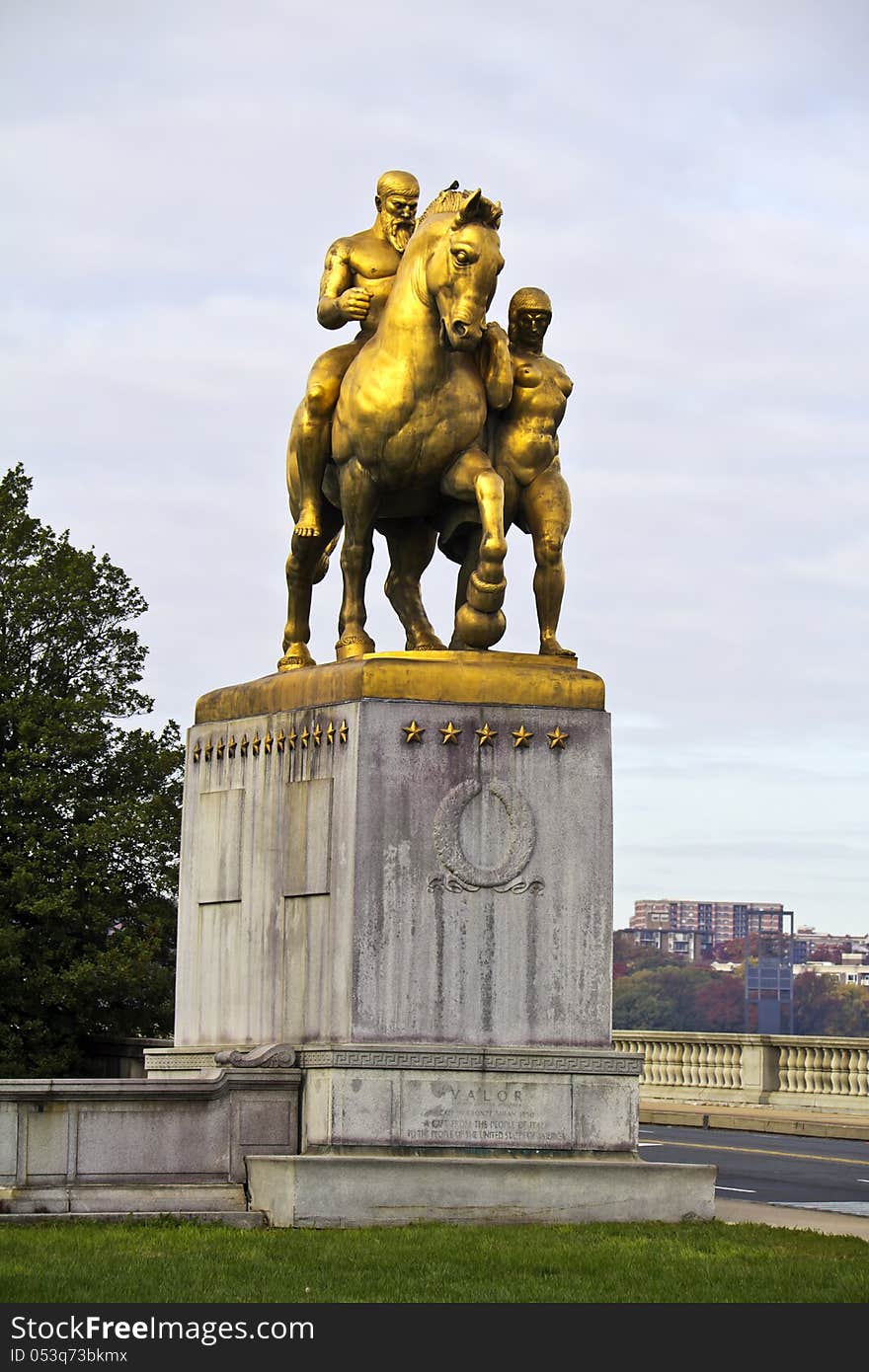 Washington DC, statue at the end of the Memorial Bridge on Potomac river