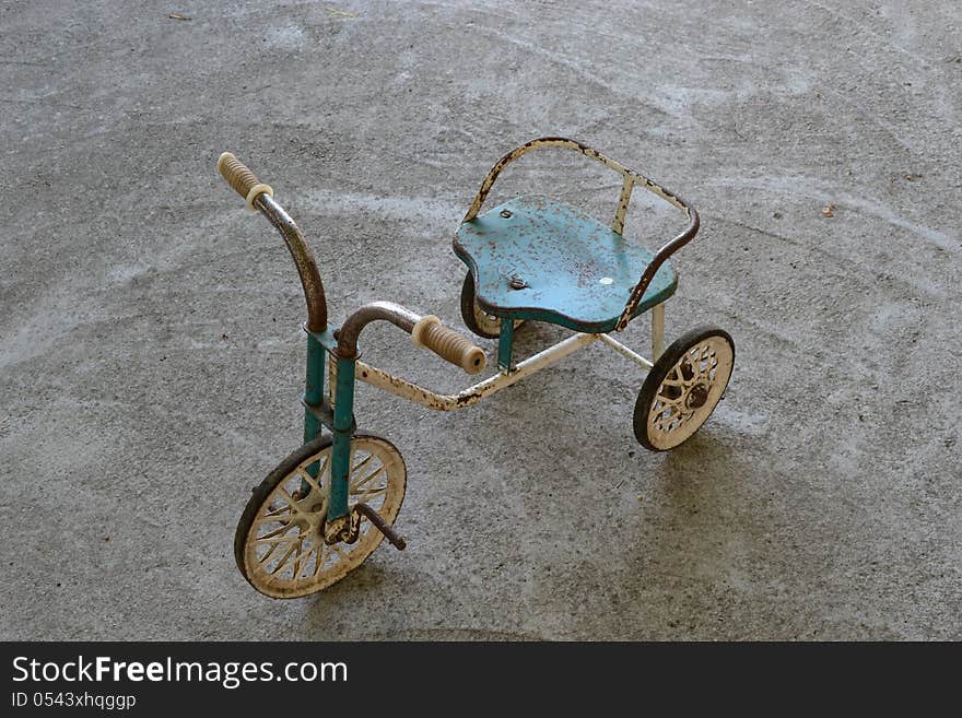 Old children tricycle