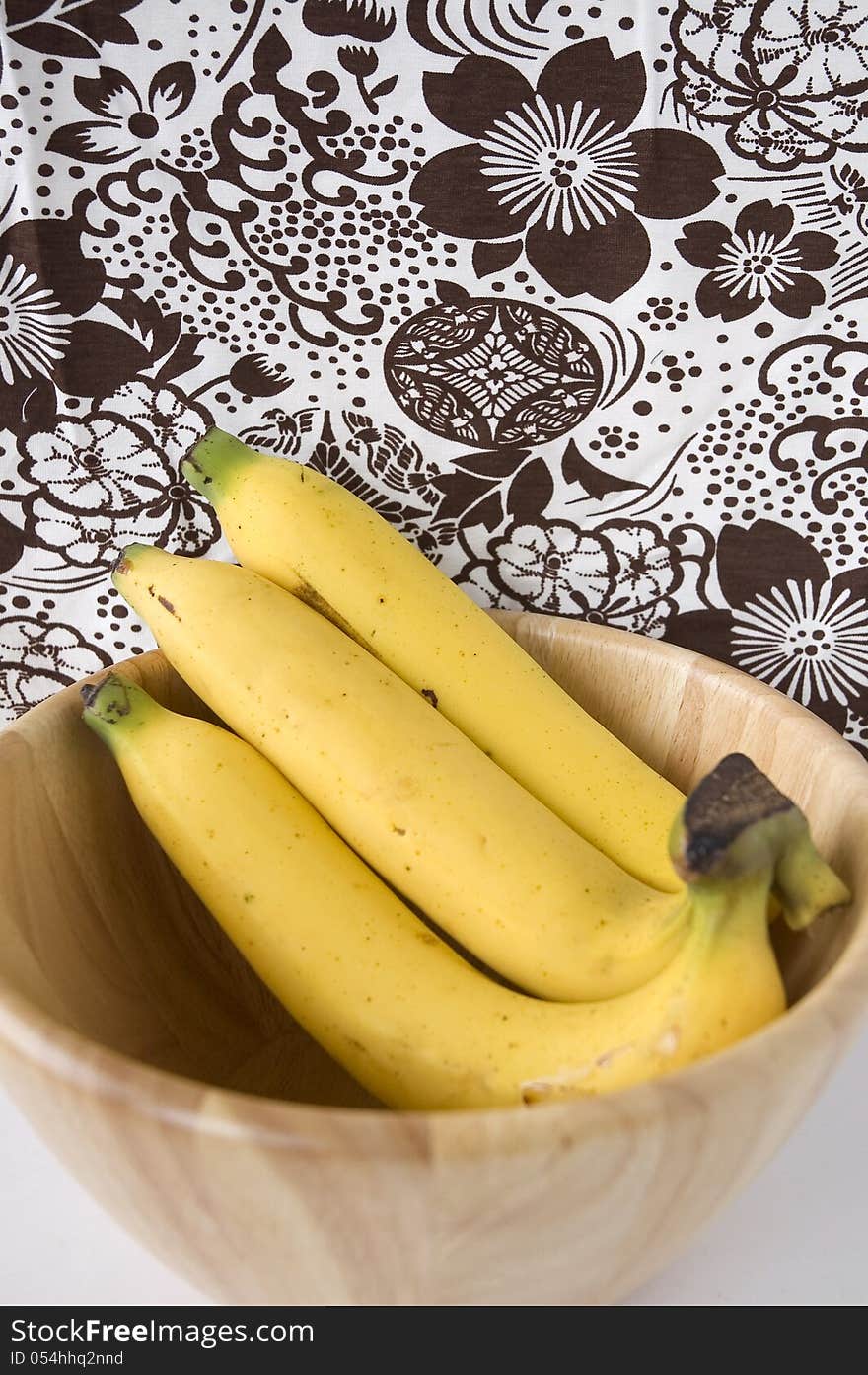 Ripe banana in bowl