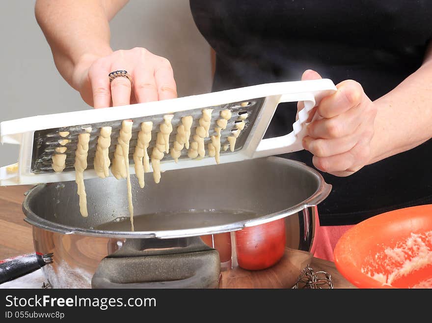 Dough is pressed through a cockroach, into a pressure cooker seen from the underside of the instrument. Dough is pressed through a cockroach, into a pressure cooker seen from the underside of the instrument