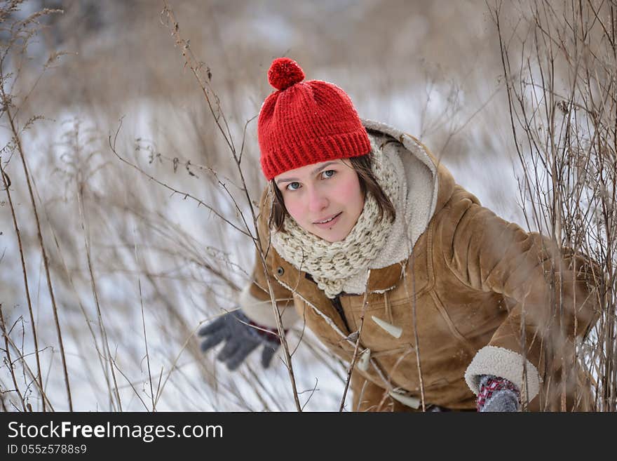 Yuong girl outdoor portrait a winter day morning