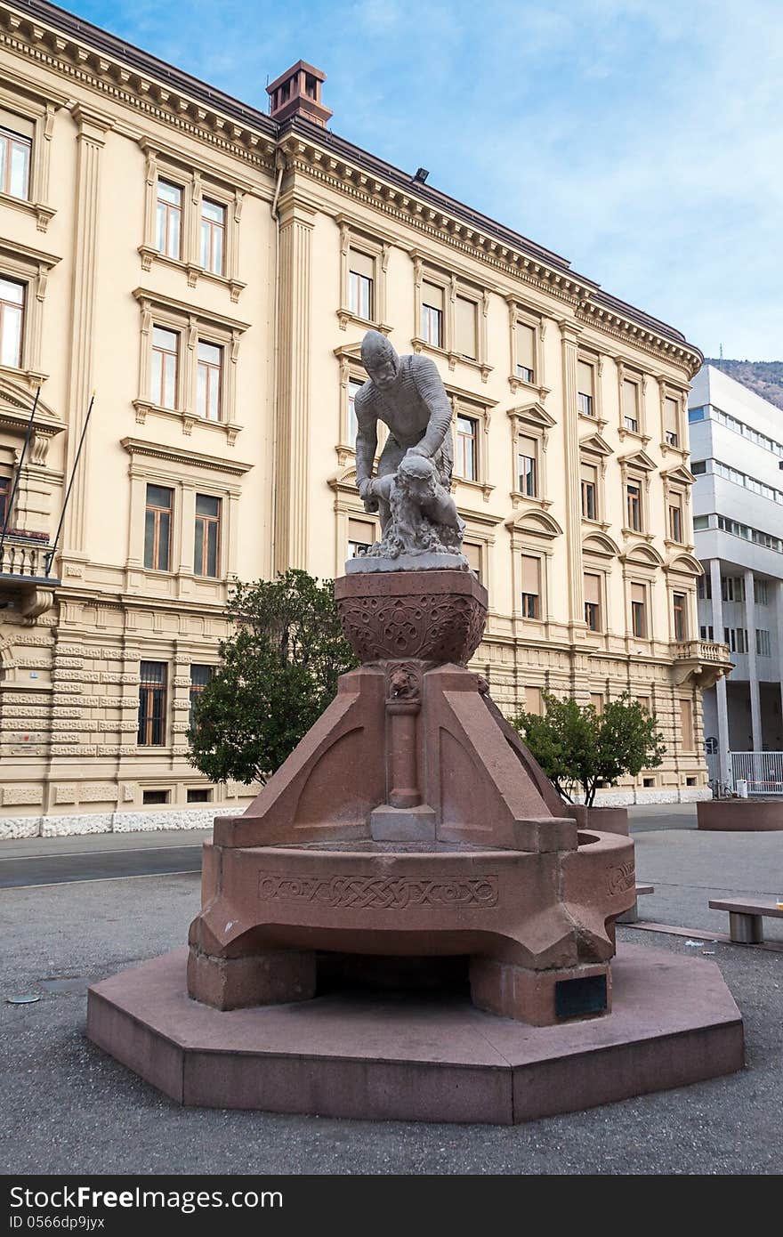 Square with the Fountain of King Laurin