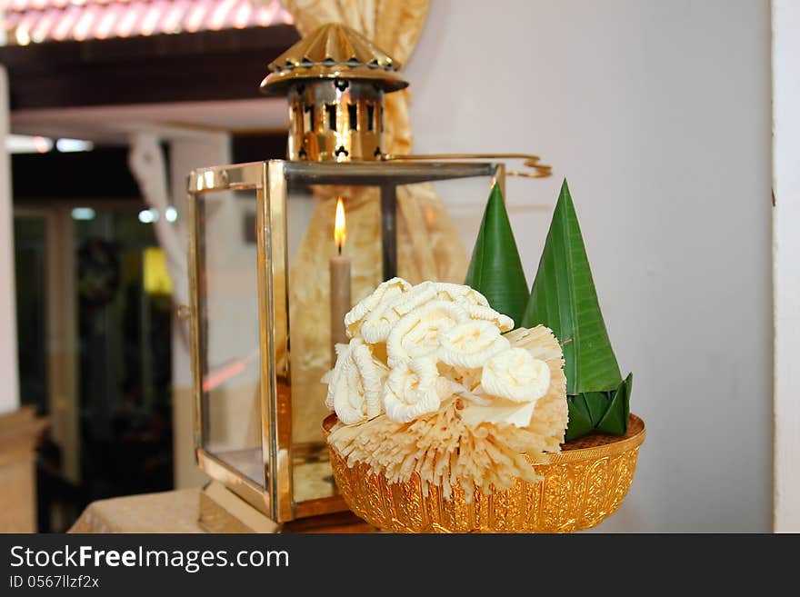 The lamp and the artificial bouquet for firewood in the funeral ceremony