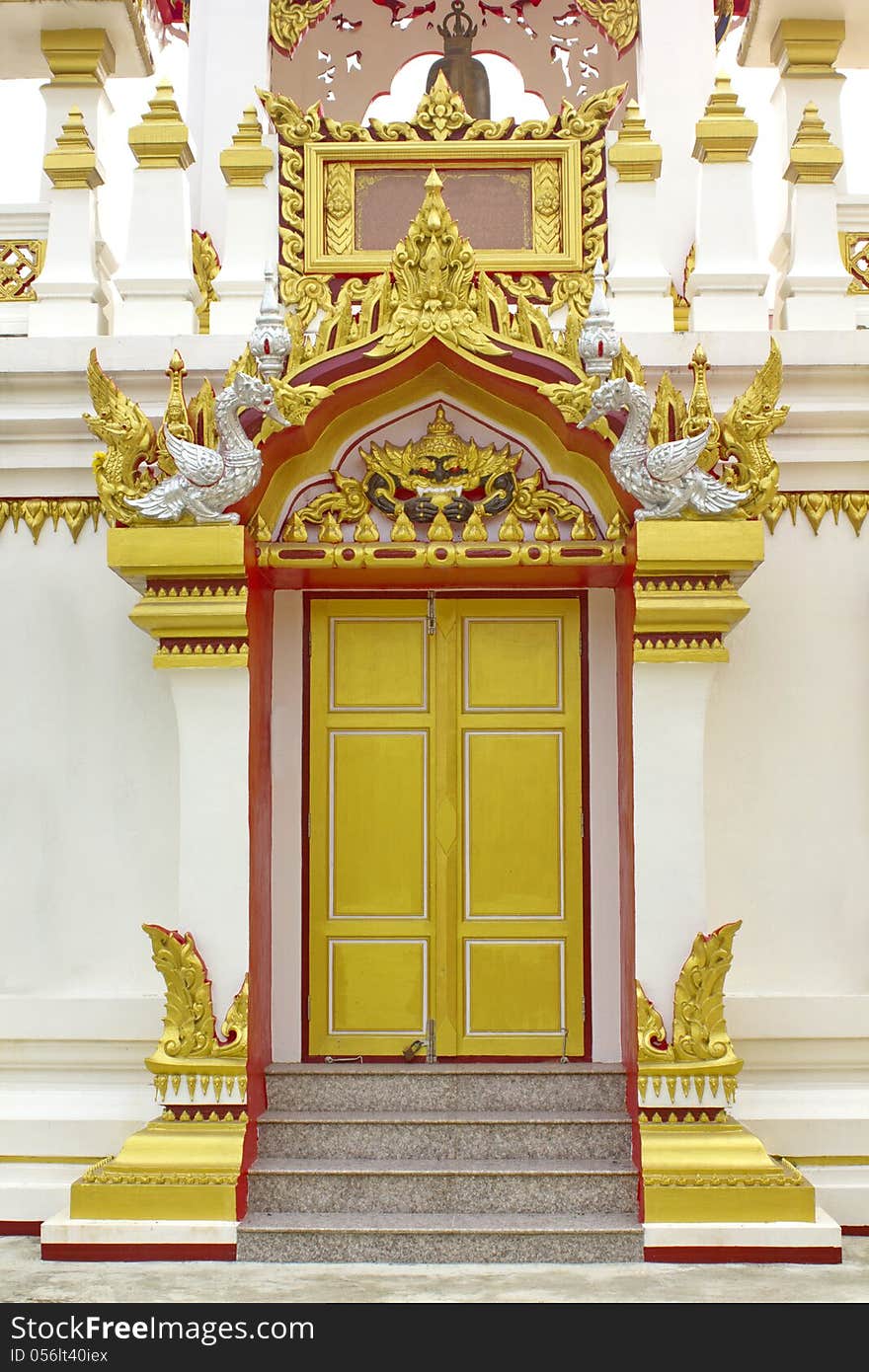 Window to the outside with a layer of plaster. Then painted yellow. The contrasting view is beautiful. Window to the outside with a layer of plaster. Then painted yellow. The contrasting view is beautiful.