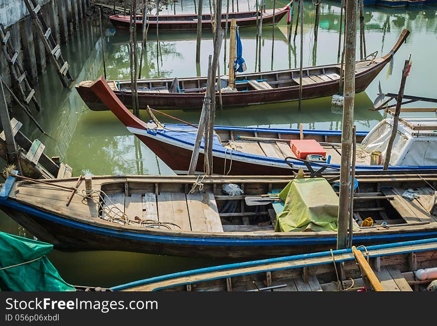 Long tail boats are anchor at the pier