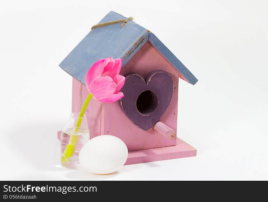 This birdhouse is decorated with egg and tulip. This birdhouse is decorated with egg and tulip.