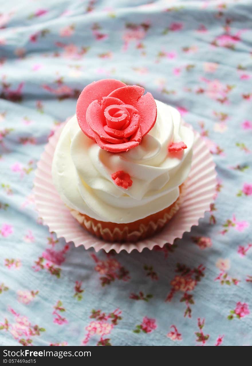 Vintage pink cupcake withe cream and fondant rossse. Vintage pink cupcake withe cream and fondant rossse