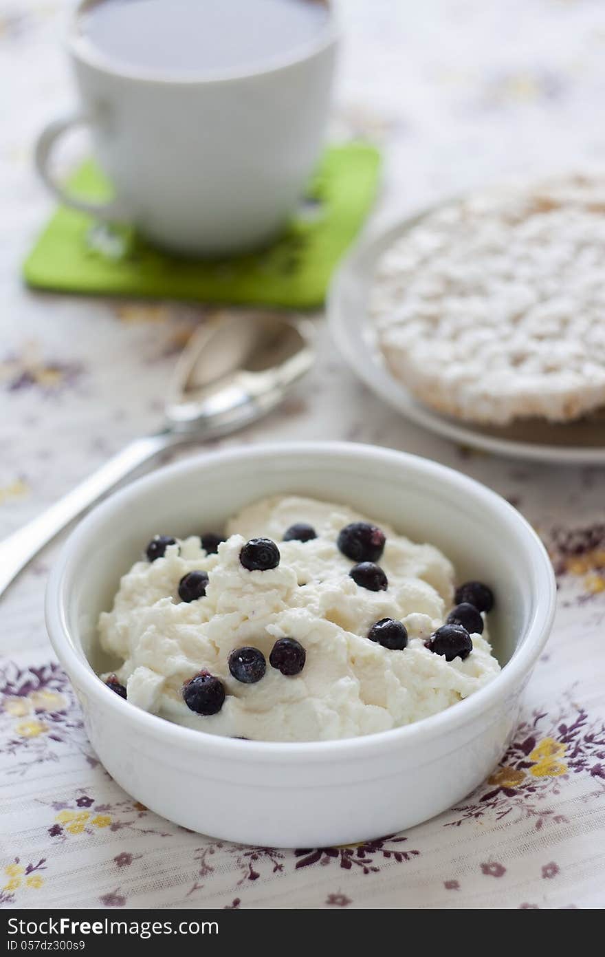 Cottage cheese with blueberries