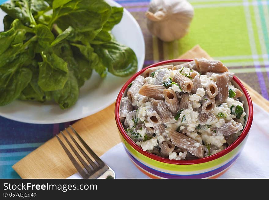 Wholegrain pasta with cottage cheese and spinach