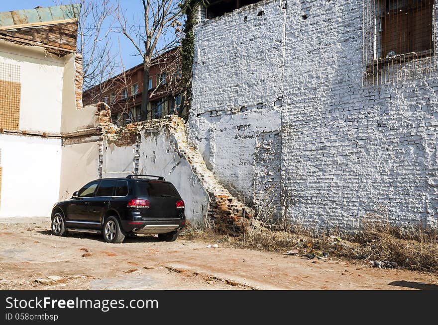 Car on a abandonated house