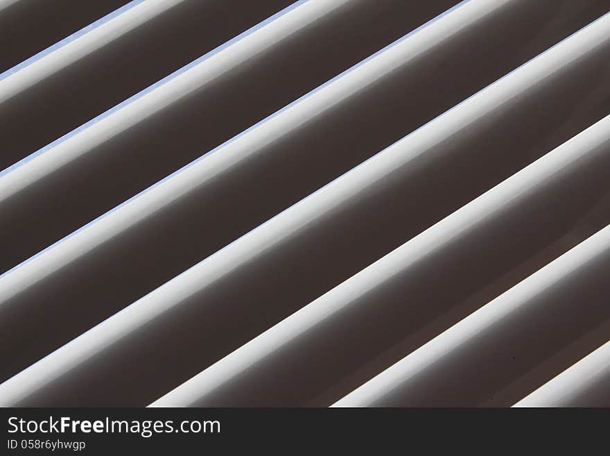 Semi-closed metallic blinds