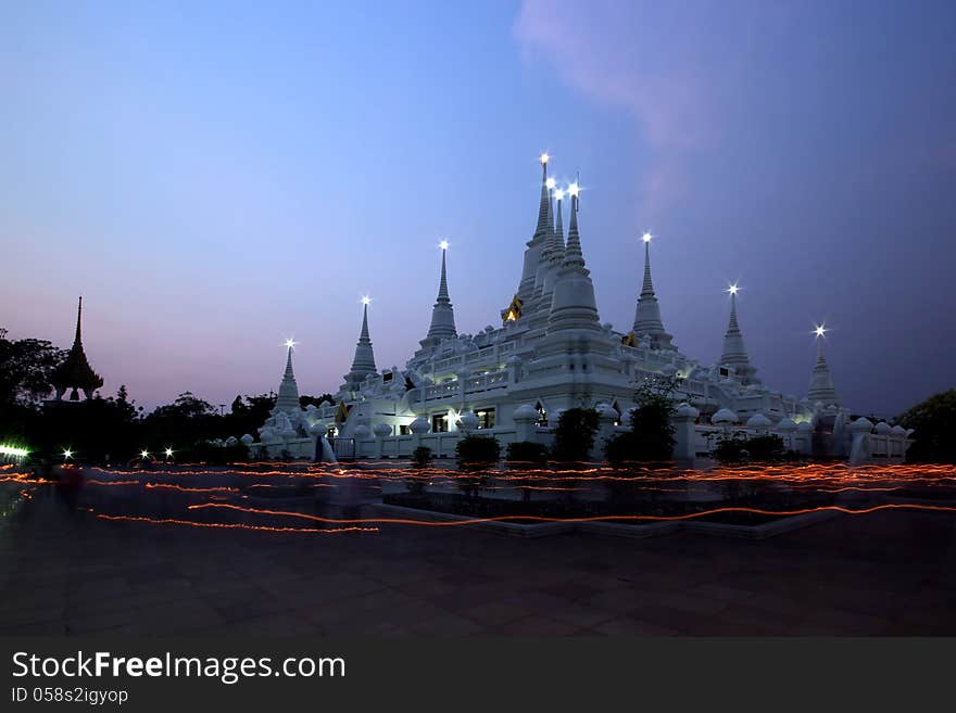 The thai culture walk with lighted candles in hand around a temple&#x28;wian tian&#x29;. The thai culture walk with lighted candles in hand around a temple&#x28;wian tian&#x29;