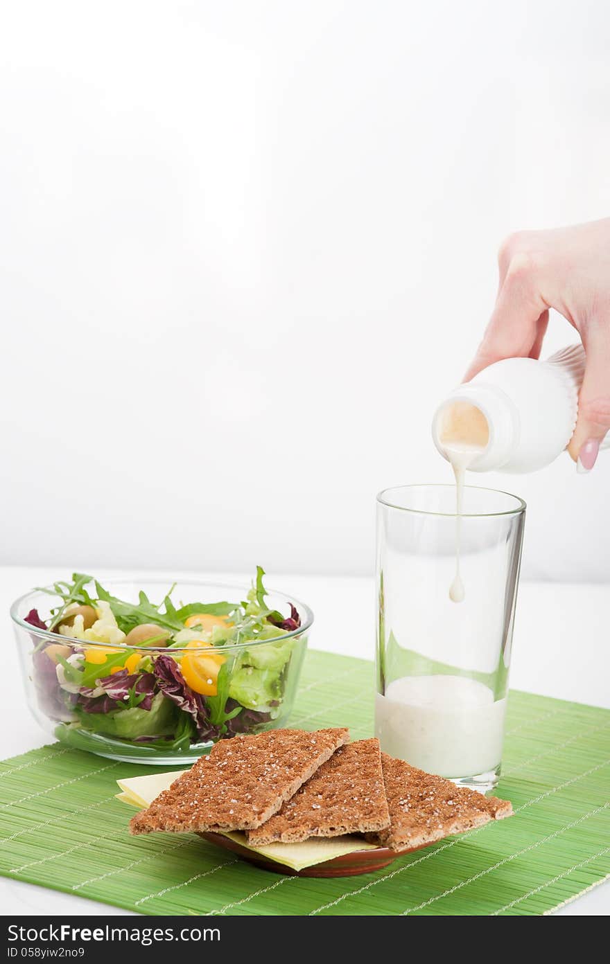 Vegetable salad with biscuits and yogurt