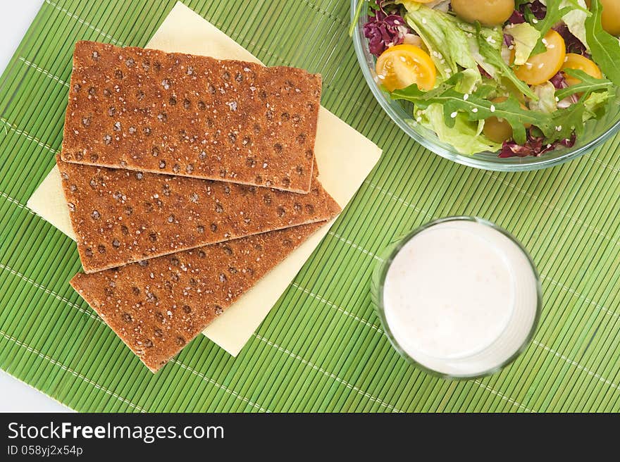 Vegetable salad with biscuits and yogurt