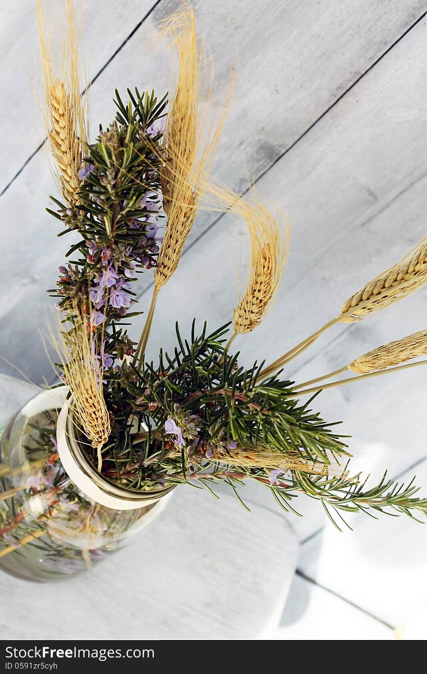 Photo of rosemary flowers in vase