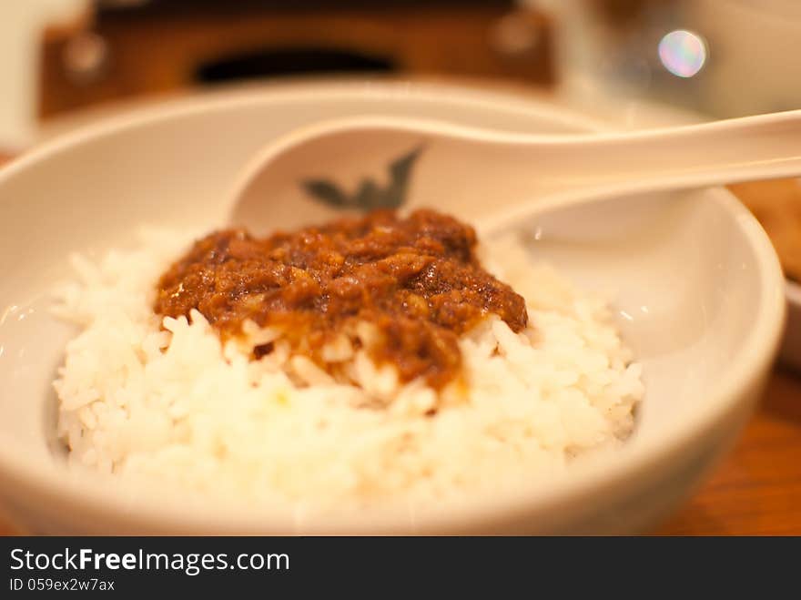 Rice in a bowl with minced meat toppings