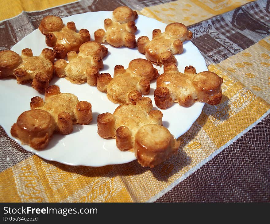 Teddy bear cakes on plate