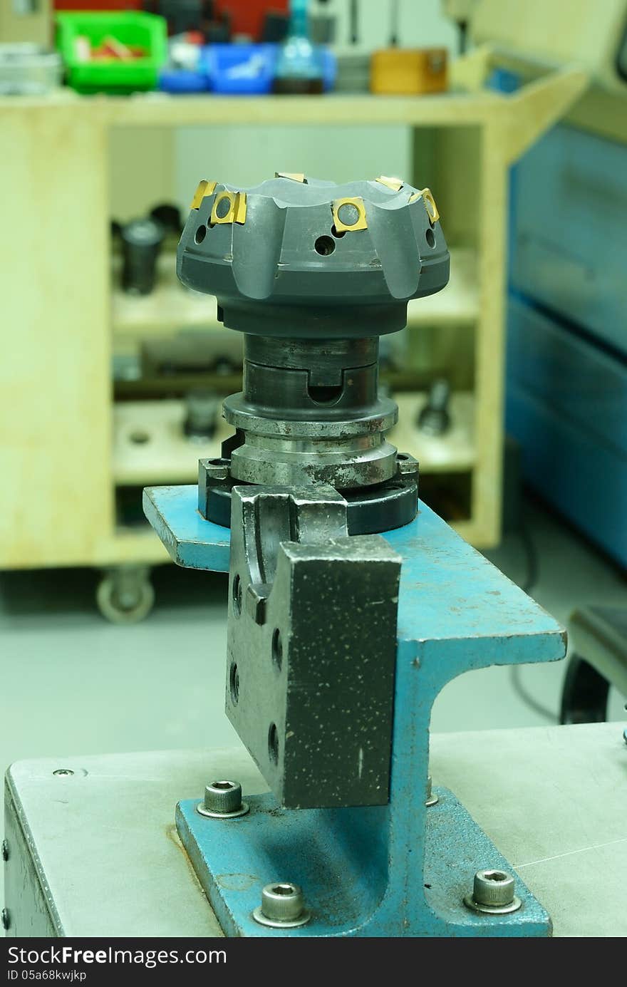 Close up on face milling tool