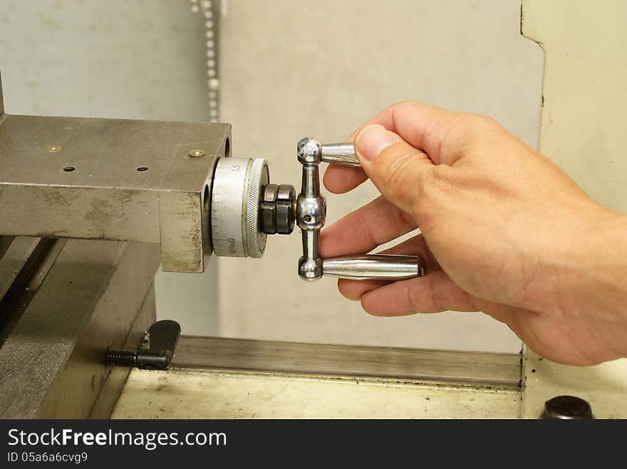 The hand spin the precission wheel on mini lathe machine