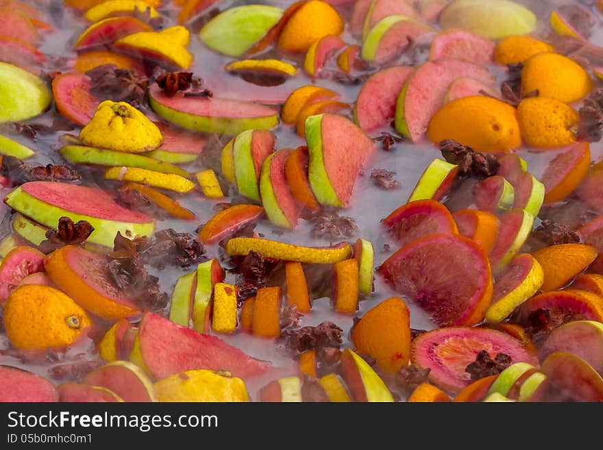 Cooking of mulled wine with fruits