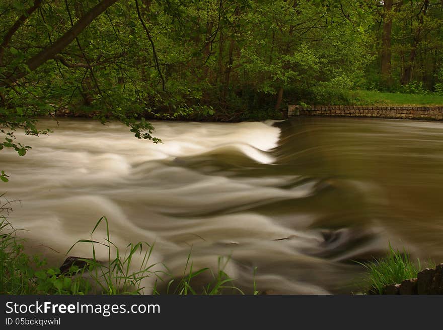 The photo shows the river at the time of tide height. The water level is raised, the water is brown, running quick, spienonym mainstream. The photo shows the river at the time of tide height. The water level is raised, the water is brown, running quick, spienonym mainstream.