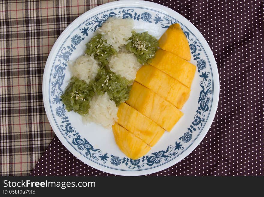 Glutinous rice with mangoes