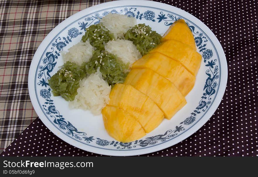 Glutinous rice with mangoes