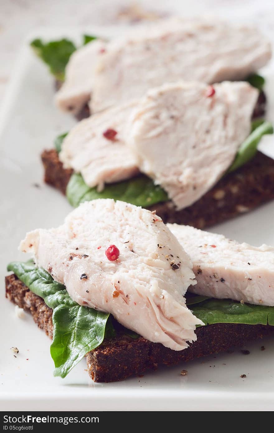 Chicken sandwich with spinach and wholegrain bread